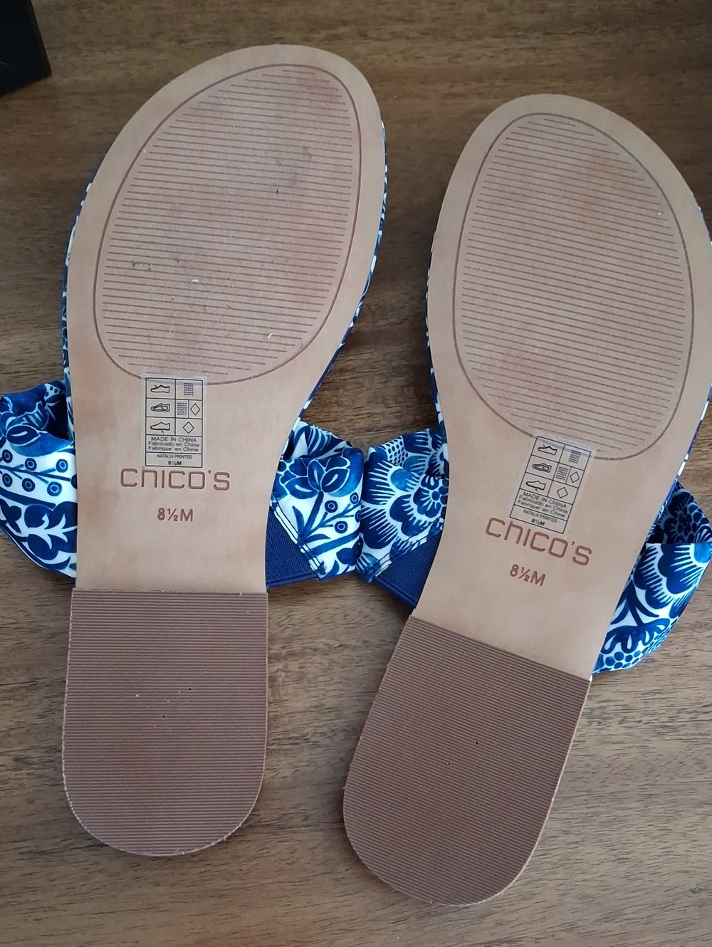 Like New** Chico's Natalia Blue & White Print Knotted Thong Sandals ** Size 8.5 - Picture 9 of 10